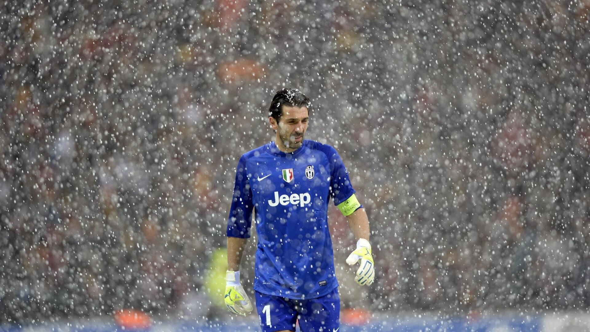 开云官网APP下载-激烈足球比赛中球员场上默契配合，足球策应配合